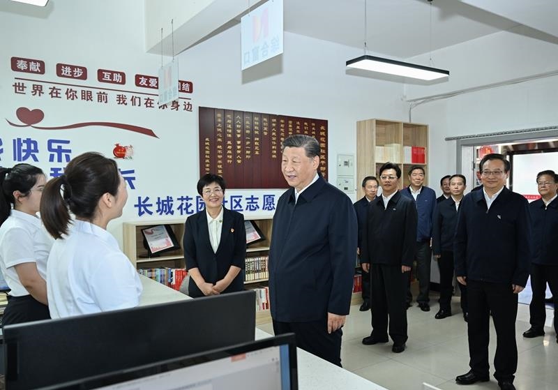 2024年6月19日，習(xí)近平總書記在寧夏銀川市金鳳區(qū)長城花園社區(qū)黨群服務(wù)中心便民服務(wù)廳了解社區(qū)開展便民惠民服務(wù)等情況。