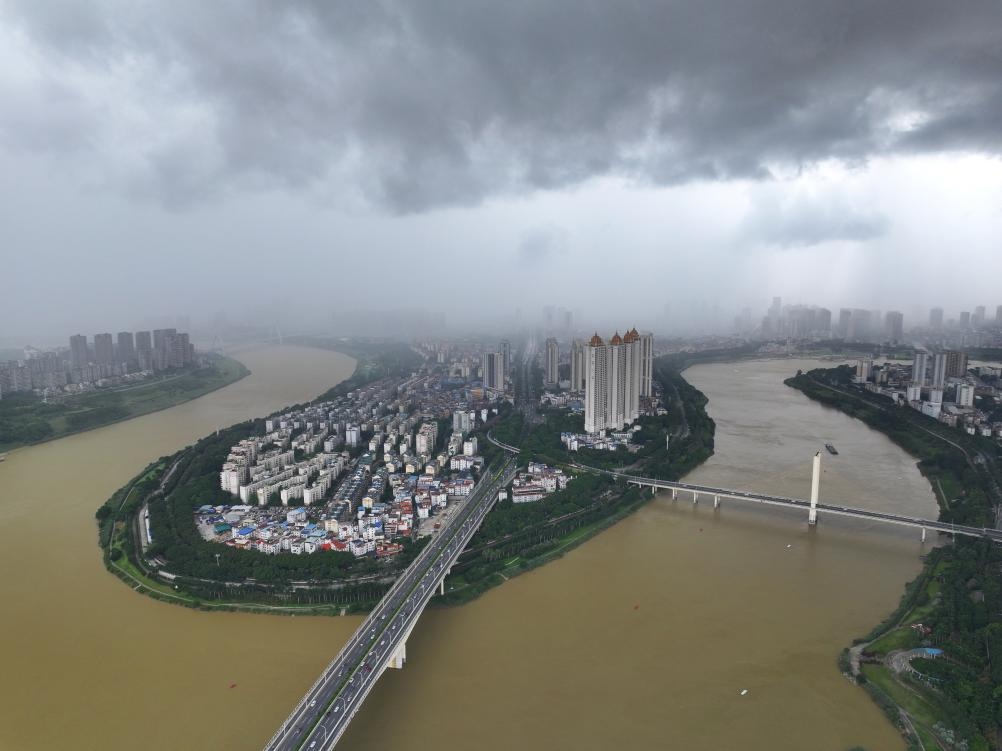 6月16日拍攝的暴雨下的廣西南寧城區(qū)（無人機照片）。新華社記者 周華 攝