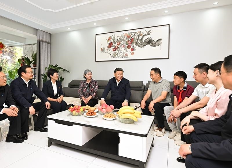 2024年6月19日，習(xí)近平總書記在寧夏銀川市金鳳區(qū)長城花園社區(qū)居民趙守成家中，同一家人圍坐在一起拉家常。