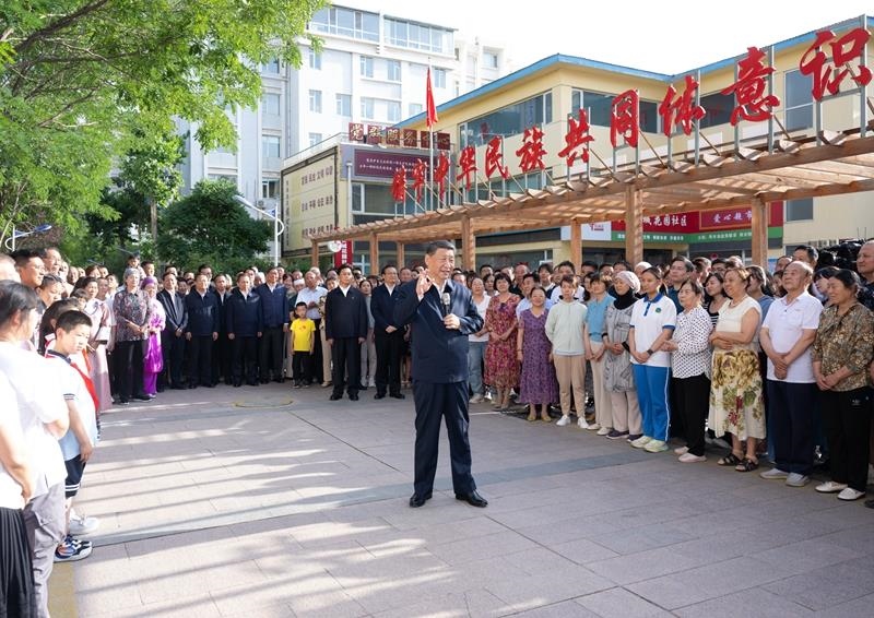 2024年6月19日，習(xí)近平總書記在寧夏銀川市金鳳區(qū)長城花園社區(qū)考察時，同社區(qū)居民親切交流。
