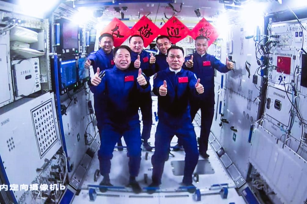 這是在北京航天飛行控制中心拍攝的神舟十六號航天員乘組與神舟十七號航天員乘組“全家?！保?023年10月26日攝）。新華社發(fā)（韓啟揚(yáng) 攝）