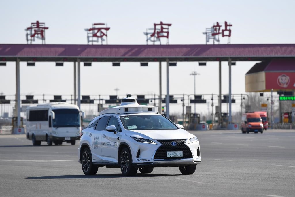 一輛自動駕駛車行駛在北京大興國際機(jī)場到亦莊的自動駕駛線路上（2024年3月1日攝）。新華社記者 鞠煥宗 攝