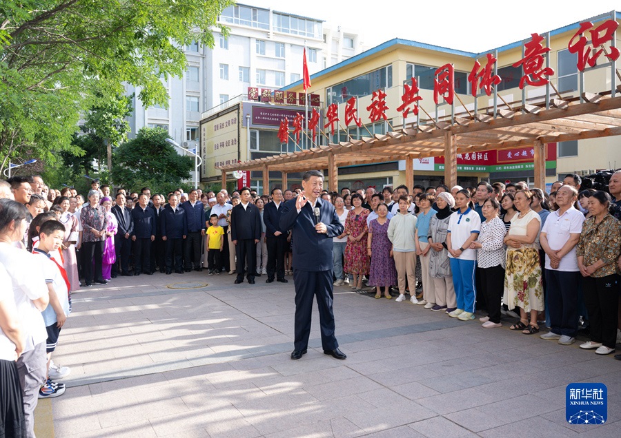 6月19日下午，習(xí)近平總書記在銀川市金鳳區(qū)長(zhǎng)城花園社區(qū)考察時(shí)，同社區(qū)居民親切交流。