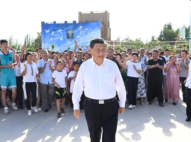 2022年7月14日，習(xí)近平總書記在新疆吐魯番市高昌區(qū)亞爾鎮(zhèn)新城片區(qū)新城西門村考察時，同各族群眾在一起。