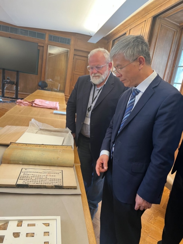山東大學校長李術(shù)才率團訪問法國國家圖書館。山東大學供圖