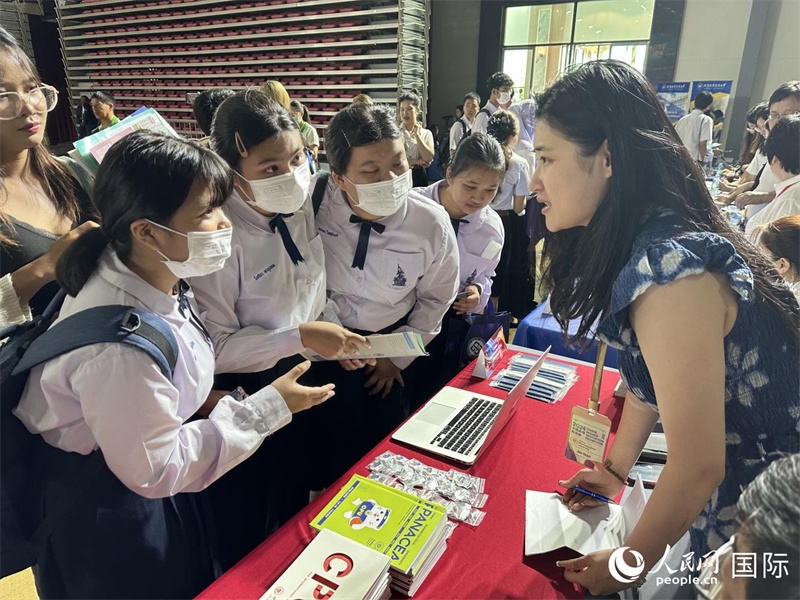 來自泰國(guó)的學(xué)生、家長(zhǎng)在教育展臺(tái)前咨詢。人民網(wǎng)記者 簡(jiǎn)承淵攝