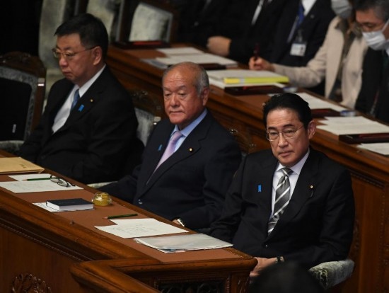 ??2023年12月13日，日本首相岸田文雄（右）參加國(guó)會(huì)閉會(huì)式。新華社記者馮武勇攝