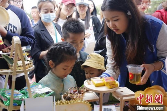 6月23日，越南留學(xué)生在國際文化節(jié)現(xiàn)場為小朋友制作美食。