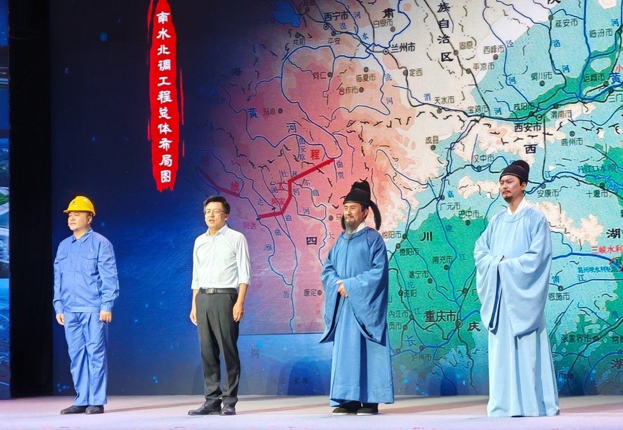 演員張志堅（右二）、演員侯京?。ㄓ乙唬⒈本┕鼐醇o(jì)念館執(zhí)行館長張鵬（左二）和江蘇省江都水利工程管理處第二抽水站管理所副所長郭凱（左一）同臺演繹。