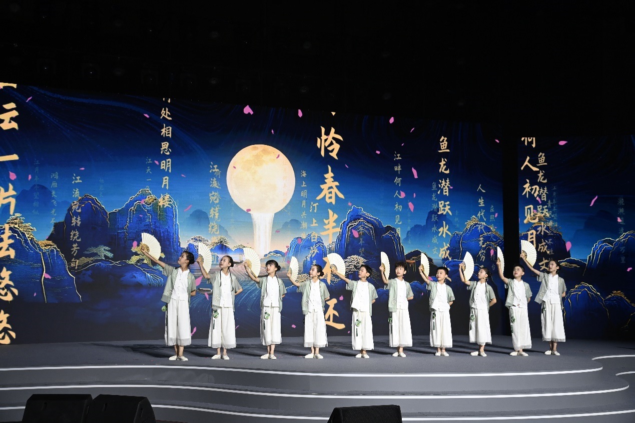 揚州市邗江區(qū)實驗學(xué)校蔣王小學(xué)學(xué)生吟誦《春江花月夜》。