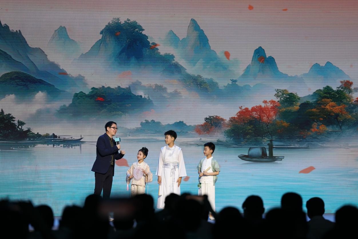 南京師范大學(xué)教授酈波（左一）與2024中國詩詞大會選手張可兒（左二）、姜敬曦（右二），揚州市邗江區(qū)實驗學(xué)校蔣王小學(xué)學(xué)生陸俊屹（右一）趣談大運河詩詞文化。