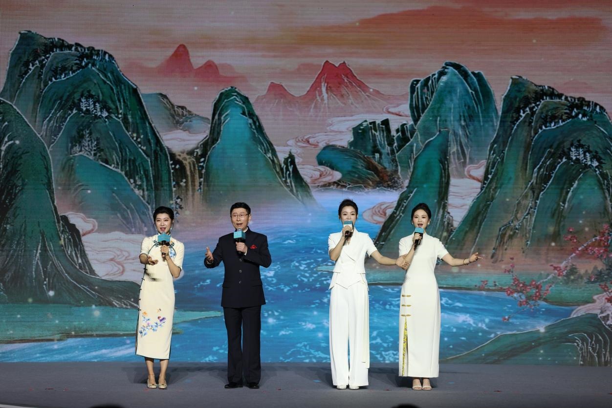 國家一級演員、京劇表演藝術(shù)家王平（左二），國家一級演員、南京藝術(shù)學(xué)院教授單雯（左一），浙江小百花越劇團(tuán)青年演員陳麗君（右二）、何青青（右一）同臺唱響千年運河情。