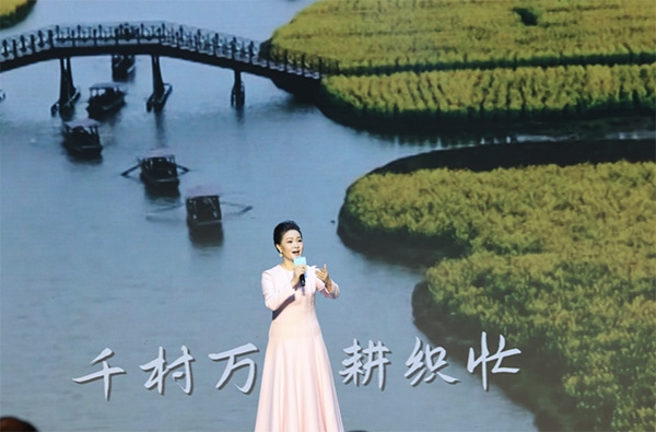 歌唱家、中國音樂學(xué)院教授雷佳現(xiàn)場演唱。