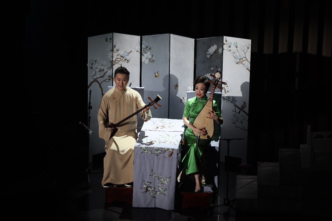 國家一級演員、揚州曲藝研究所青年演員劉芓君（右）、揚州曲藝研究所青年演員王智超（左）現(xiàn)場表演。