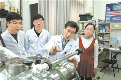 2017年10月，清華大學(xué)低維量子物理國家重點(diǎn)實(shí)驗(yàn)室，薛其坤（左三）與學(xué)生討論實(shí)驗(yàn)工作。 苑潔攝