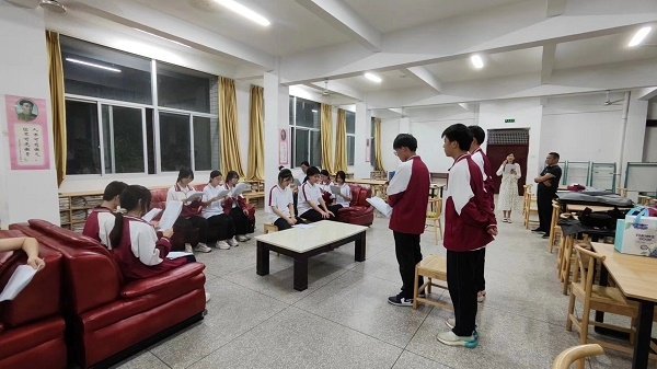 圖②：武平法院法官指導(dǎo)學(xué)生彩排。