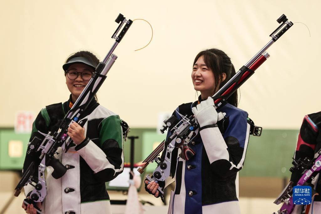 2023年9月24日，在杭州亞運會射擊項目女子10米氣步槍個人決賽中，中國選手黃雨婷以252.7環(huán)的成績獲得冠軍，韓佳予獲得亞軍，印度選手拉米塔獲得季軍。圖為黃雨婷（右）、韓佳予在比賽后。新華社記者 單宇琦 攝