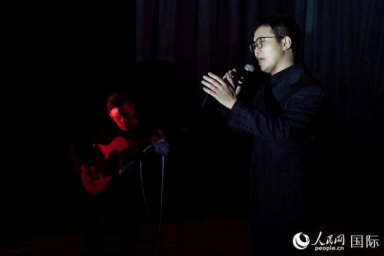歌曲表演。馬丁·薩巴拉攝