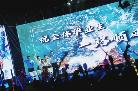 歌曲《祝你一路順風(fēng)》演出現(xiàn)場。供圖：日照職業(yè)技術(shù)學(xué)院