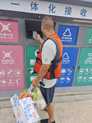張琪在水上服務(wù)區(qū)處理生活垃圾。人民網(wǎng)記者 黃鈺攝
