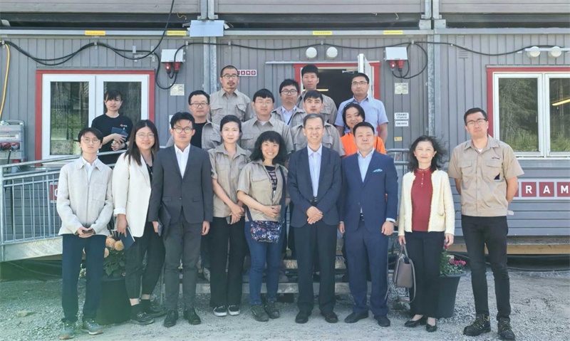 中國駐瑞典大使崔愛民（前排右四）走訪瑞典科達利公司和先導智能公司，并與企業(yè)負責人和部分員工合影。中國駐瑞典大使館供圖