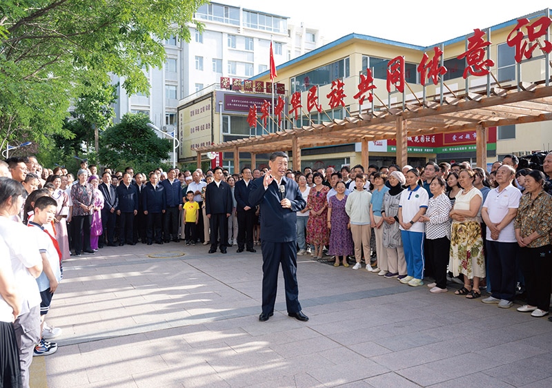 2024年6月19日至20日，中共中央總書記、國(guó)家主席、中央軍委主席習(xí)近平在寧夏考察。這是19日下午，習(xí)近平在銀川市金鳳區(qū)長(zhǎng)城花園社區(qū)考察時(shí)，同社區(qū)居民親切交流。 新華社記者 謝環(huán)馳/攝