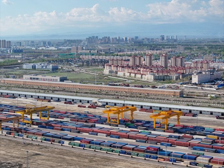 這是2024年4月18日拍攝的霍爾果斯鐵路口岸換裝場（無人機(jī)照片）。新華社記者 趙戈 攝