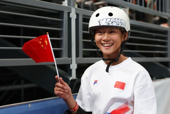 5月16日，巴黎奧運(yùn)會(huì)資格系列賽上海站滑板女子碗池預(yù)賽在上海舉行。圖為鄭好好在比賽后慶祝，她在預(yù)賽中最佳成績(jī)?yōu)?1.73分。新華社記者 王楷焱 攝