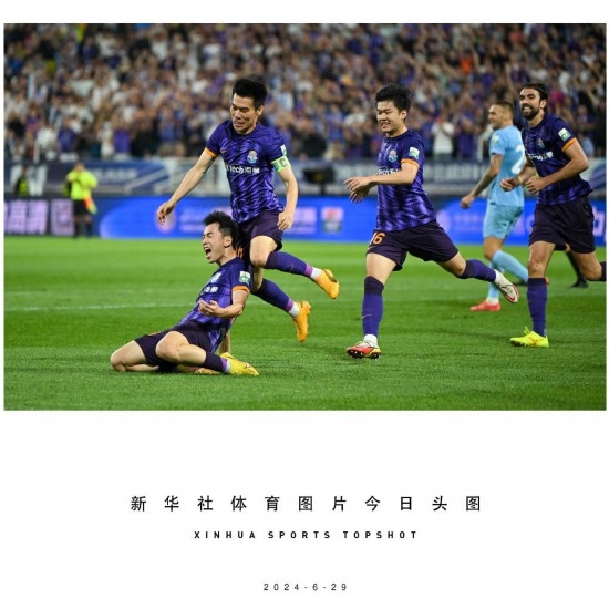  6月29日，天津津門虎隊球員劉俊賢（左一）在比賽中進(jìn)球后慶祝。新華社記者 孫凡越 攝