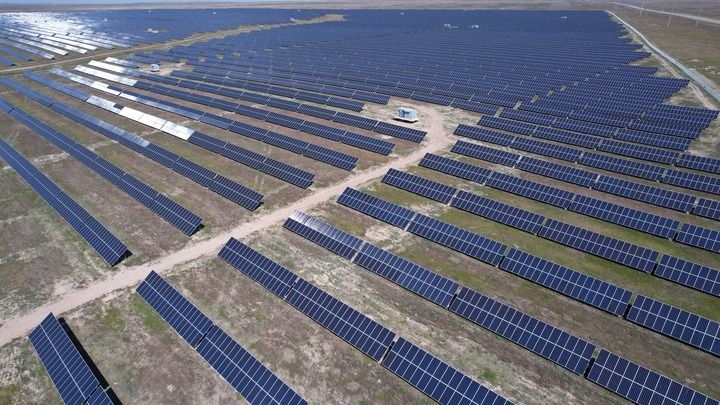 這是2023年5月4日在哈薩克斯坦阿拉木圖州拍攝的卡普恰蓋100兆瓦光伏電站的太陽能電池板（無人機(jī)照片）。新華社發(fā)（奧斯帕諾夫攝）