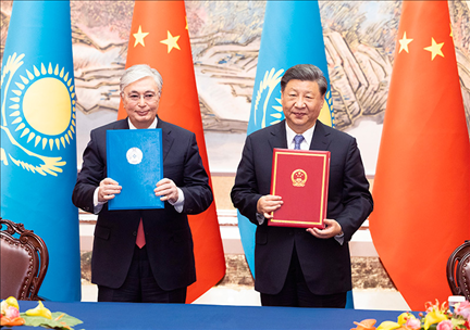 2023年5月17日下午，國(guó)家主席習(xí)近平在西安同來(lái)華出席中國(guó)—中亞峰會(huì)并進(jìn)行國(guó)事訪問(wèn)的哈薩克斯坦總統(tǒng)托卡耶夫會(huì)談。會(huì)談后，兩國(guó)元首簽署了《中華人民共和國(guó)和哈薩克斯坦共和國(guó)聯(lián)合聲明》，共同見證簽署經(jīng)貿(mào)、能源、交通、農(nóng)業(yè)、互聯(lián)互通、人文、地方等領(lǐng)域多項(xiàng)雙邊合作文件。新華社記者 黃敬文 攝