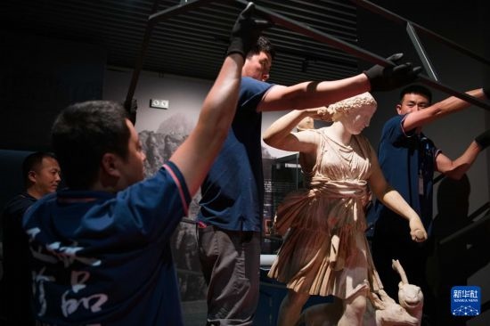 7月2日，工作人員將開箱后的古希臘文物放置在展臺(tái)上。新華社記者 張端 攝