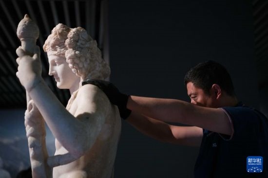 7月2日，工作人員將開箱后的古希臘文物放置在展臺(tái)上。新華社記者 張端 攝