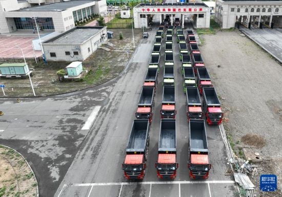 7月2日，車(chē)輛在巴克圖口岸辦理通關(guān)手續(xù)（無(wú)人機(jī)照片）。新華社發(fā)（馬丁 攝）