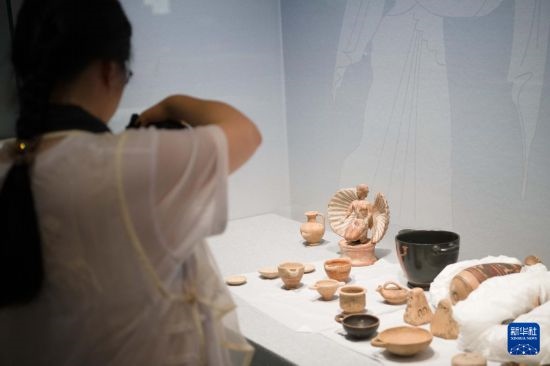 7月2日，開箱后的古希臘文物被工作人員移入展柜。新華社記者 張端 攝