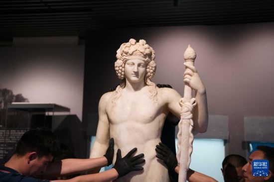 7月2日，工作人員將開箱后的古希臘文物放置在展臺(tái)上。新華社記者 張端 攝