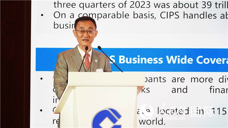 跨境銀行間支付清算有限責(zé)任公司總裁許再越發(fā)言。 人民網(wǎng) 張茜 攝