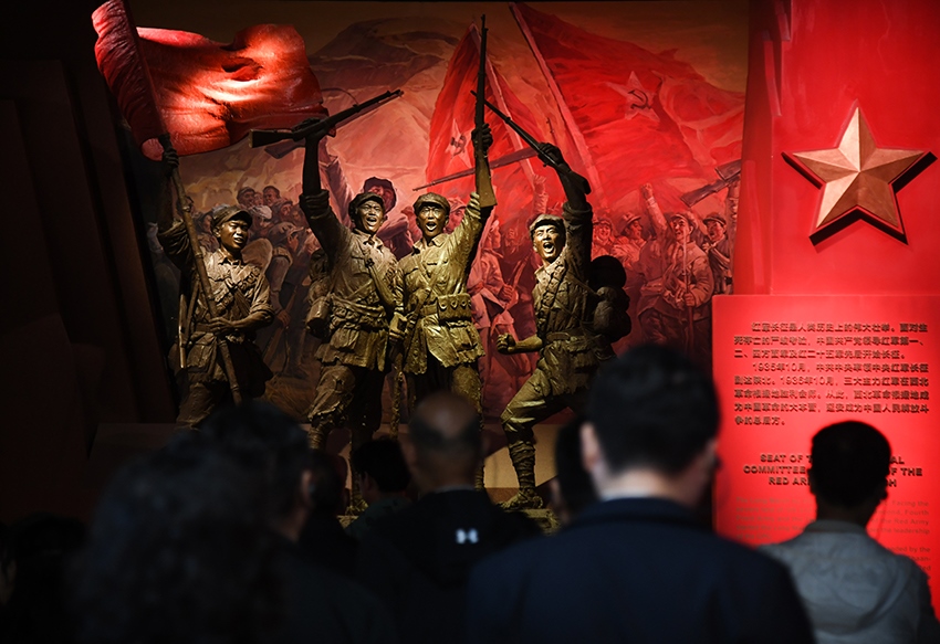 圖為2024年5月9日，游客在延安革命紀(jì)念館參觀。 新華社記者 張博文 攝