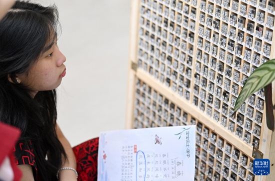 7月3日，外國學生在了解中國的活字印刷。新華社記者 李然 攝