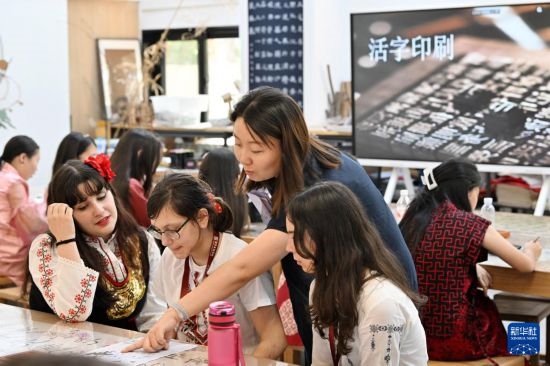 7月3日，外國學生在了解中國文化。新華社記者 李然 攝