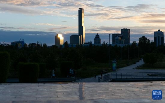 這是7月2日拍攝的哈薩克斯坦首都阿斯塔納市中心的建筑群。新華社記者 白雪騏 攝