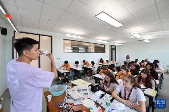 7月3日，外國學生在學習繪制京劇臉譜。新華社記者 李然 攝