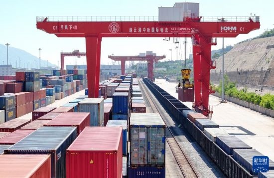 6月30日，在中哈連云港物流合作基地，大型機械在吊裝集裝箱（無人機照片）。新華社發(fā)（王健民 攝）