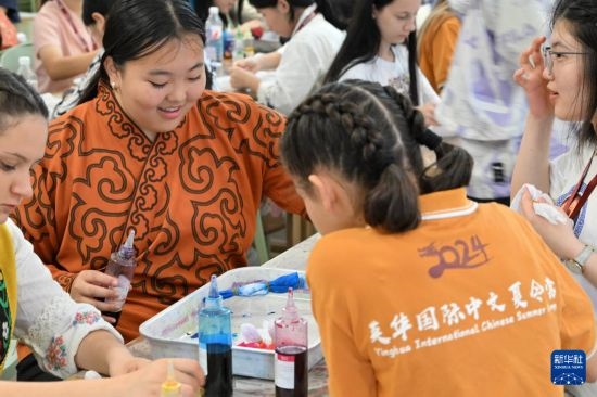 7月3日，外國學生在了解中國的染布技術。新華社記者 李然 攝