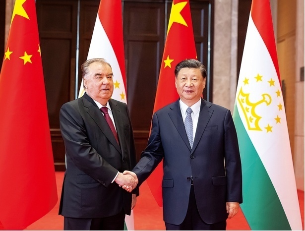 2023年5月，國家主席習(xí)近平在西安同來華出席中國—中亞峰會(huì)并進(jìn)行國事訪問的塔吉克斯坦總統(tǒng)拉赫蒙會(huì)談。新華社記者 丁海濤 攝