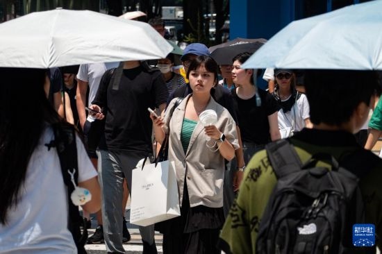 7月4日，人們在日本東京原宿的街道上行走。新華社記者 張笑宇 攝