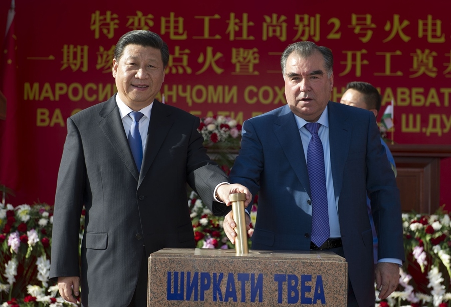 2014年9月13日，國家主席習(xí)近平和塔吉克斯坦總統(tǒng)拉赫蒙在杜尚別共同出席中塔兩國重大合作項(xiàng)目——杜尚別2號熱電廠一期工程竣工儀式、二期工程開工儀式。這是習(xí)近平和拉赫蒙一同將裝有兩國元首簽名二期工程奠基紀(jì)念頁的金色金屬管放入水泥墩中。新華社記者 黃敬文 攝