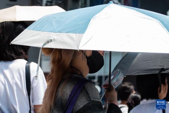 7月4日，人們在日本東京原宿的街道上等待紅綠燈。新華社記者 張笑宇 攝