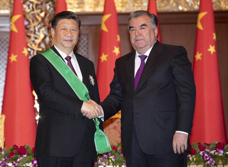 2019年6月15日，國家主席習(xí)近平在杜尚別出席儀式，接受塔吉克斯坦總統(tǒng)拉赫蒙授予“王冠勛章”。新華社記者 沙達(dá)提 攝