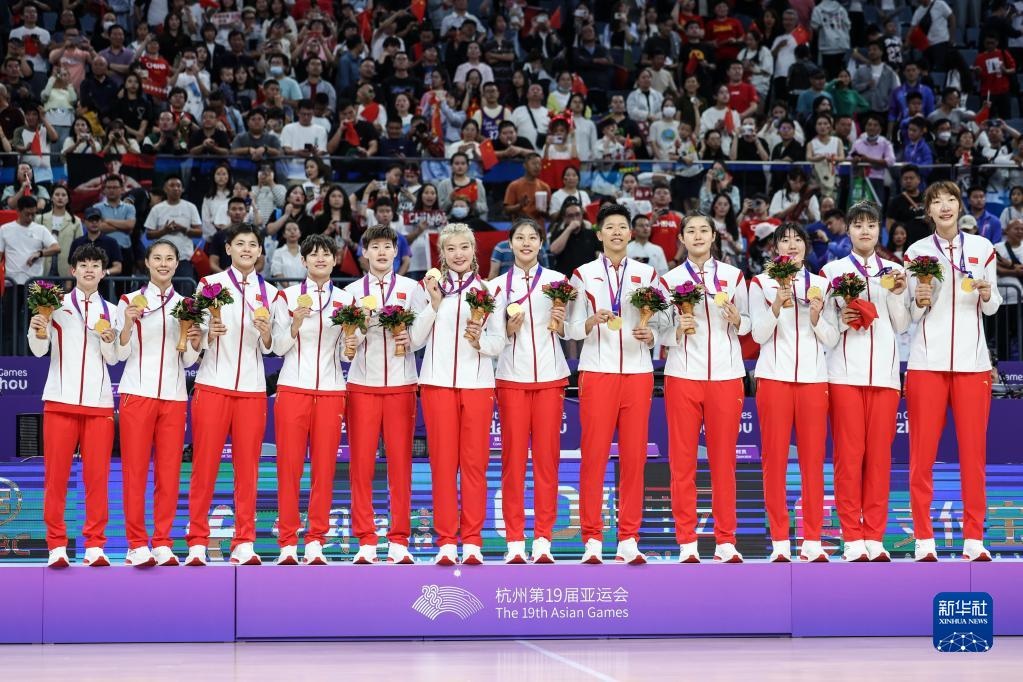 2023年10月5日，在杭州亞運會籃球項目女子決賽中，中國隊以74比72戰(zhàn)勝日本隊，奪得冠軍。圖為中國隊球員在頒獎儀式上。新華社記者 潘昱龍 攝